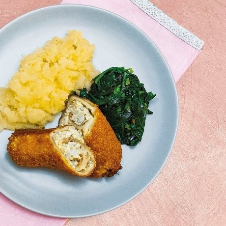 Vyprážané rizolety plnené karfiolom, s listovým špenátom a pučenými zemiakmi